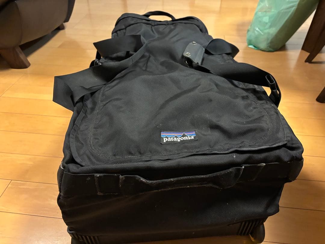 patagonia ブラック ボストンバッグ　キャリーバッグ　スーツケース　黒