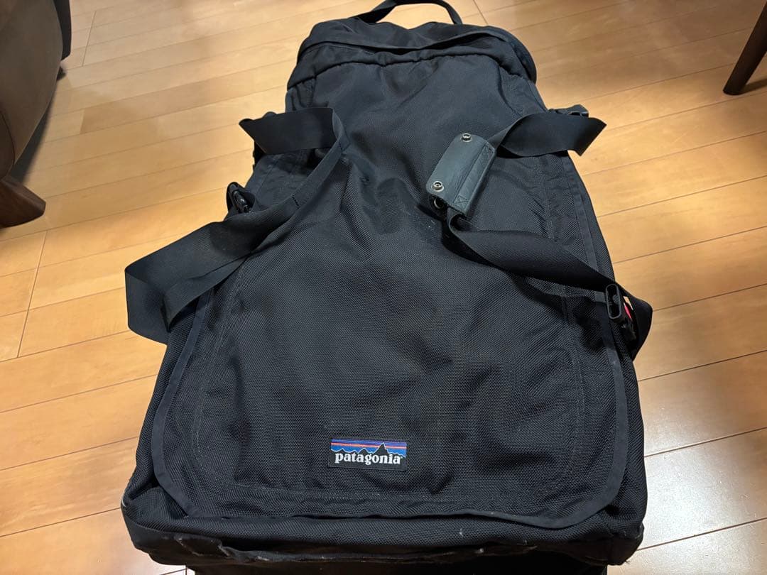 patagonia ブラック ボストンバッグ　キャリーバッグ　スーツケース　黒