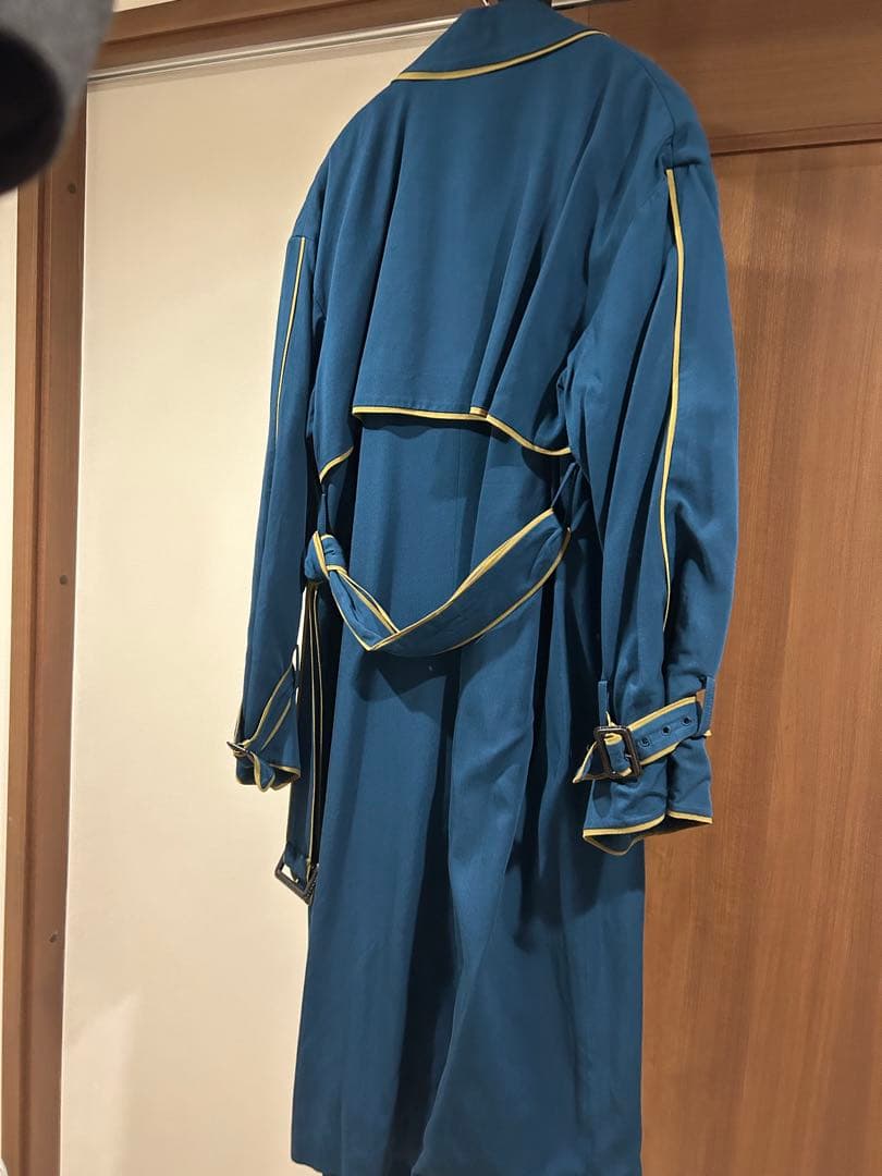 Tnewties『次の取材の準備をして』｜トレンチコート