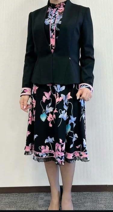 極美品　レオナール　フリル　ワンピース　黒地　42