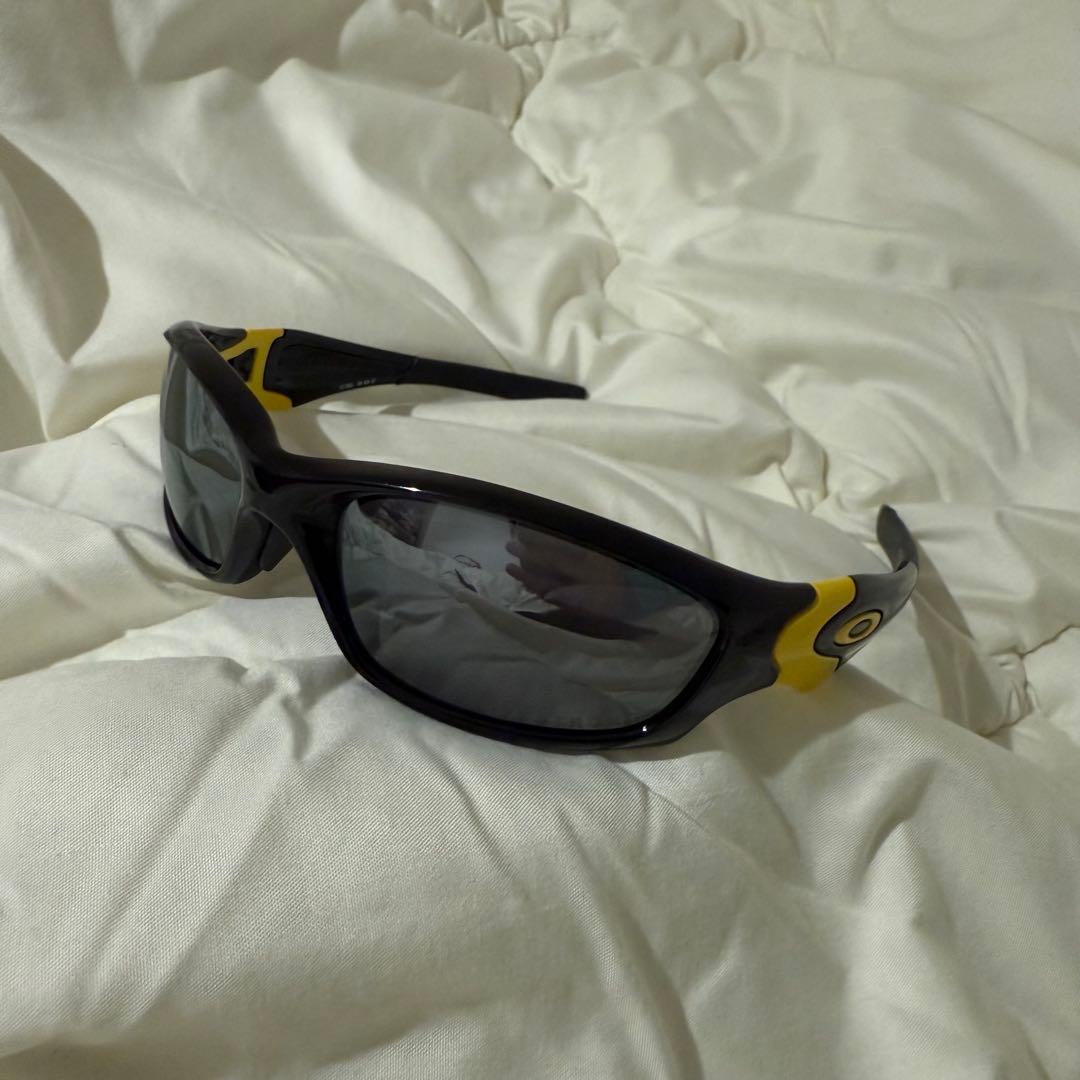 io 上杉柊平 着用 OAKLEY straight jacket USA製