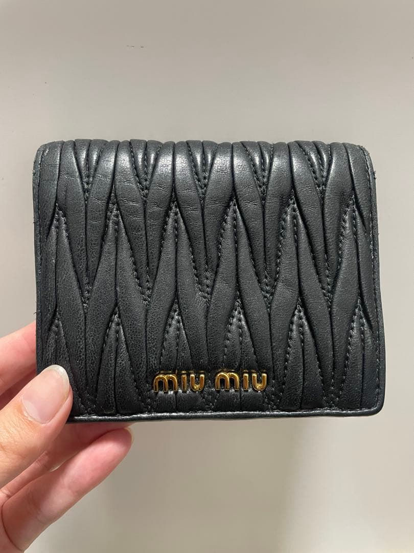 miumiu 二つ折り財布 黒 レザー 箱あり　正規品
