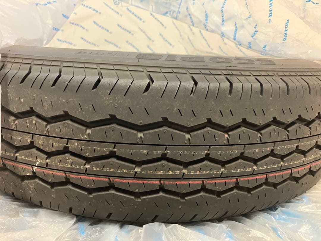 ハイエースバン　純正タイヤ　新車外し　2本(もう2本別出品あり)