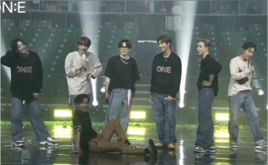 BTS MOS ONE スウェット トレーナー