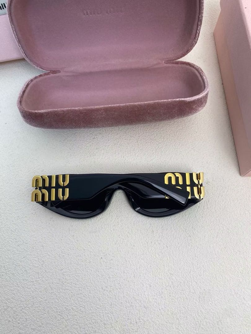 Miu Miu ブラックキャットアイサングラス