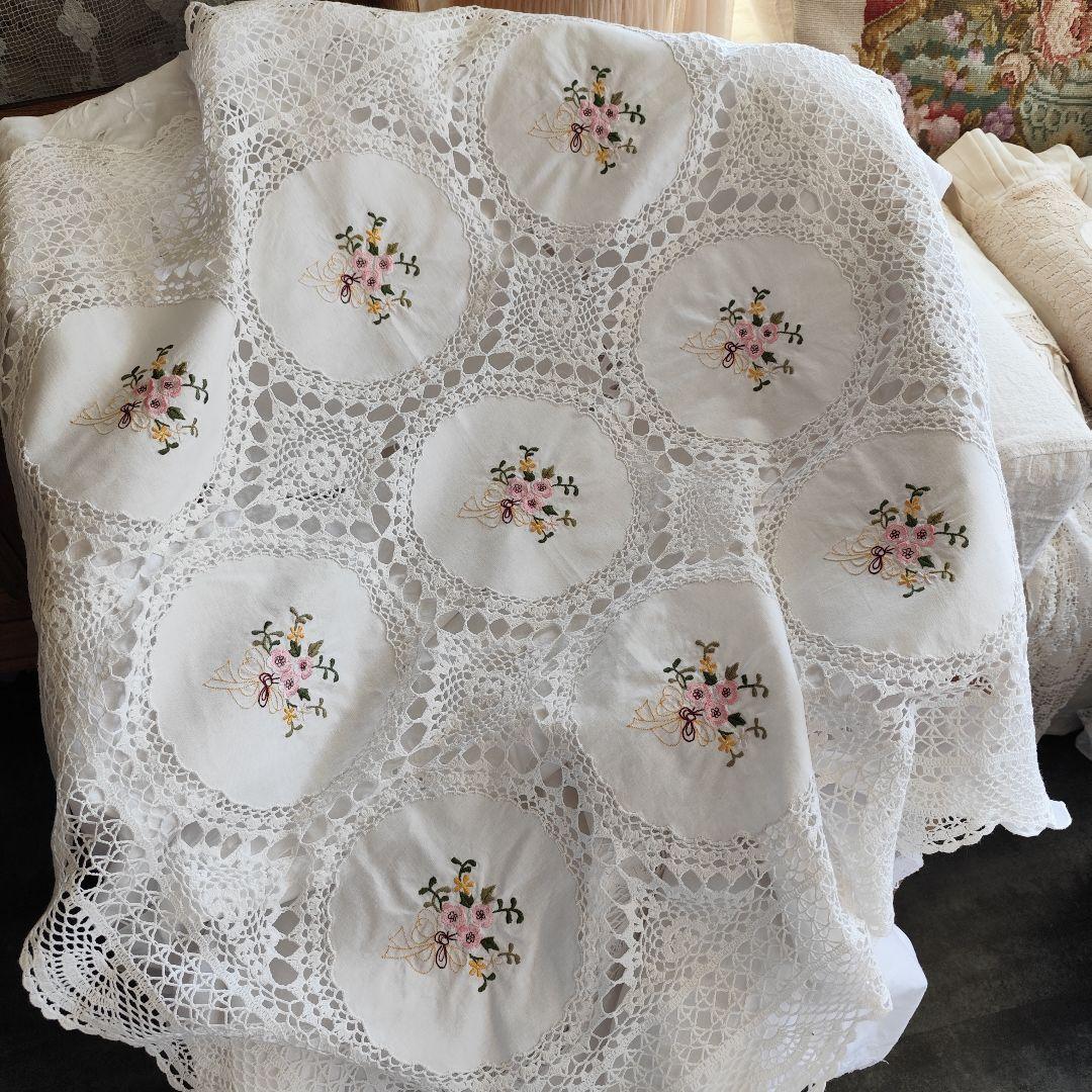 春の草花刺繍　円窓パネル　クロッシェ編みレース繋ぎ　フリークロス