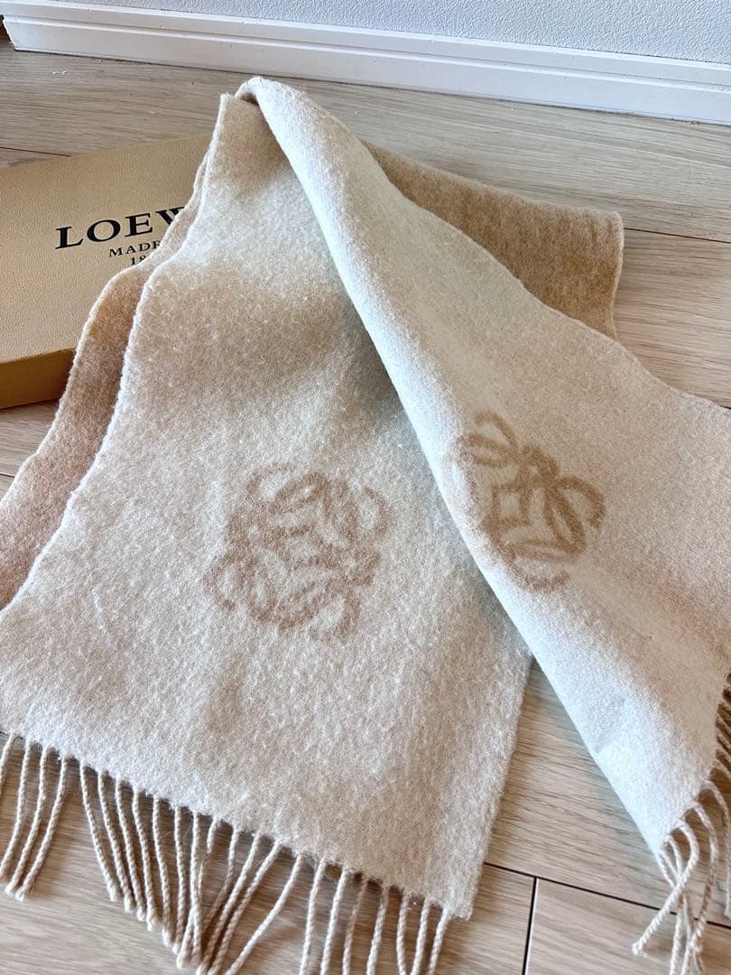 LOEWE ベージュ マフラー フリンジ付き