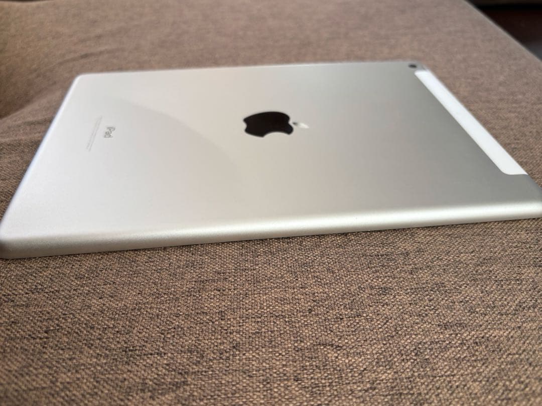 iPad第5世代　Wi-Fi + Cellular 32GB シルバー