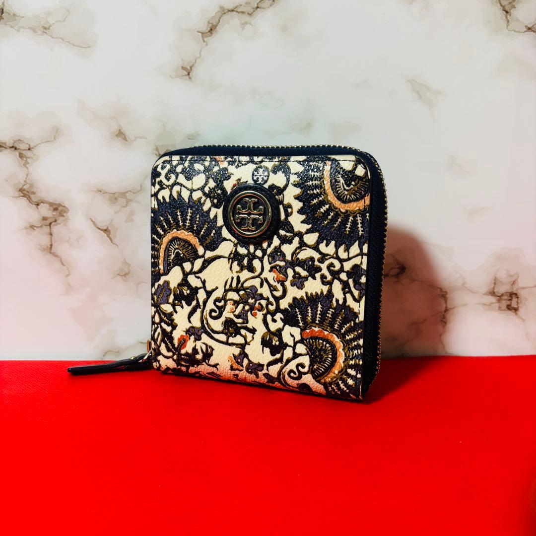 0034 TORY BURCH 総柄 ラウンドファスナー TTロゴ 折り財布