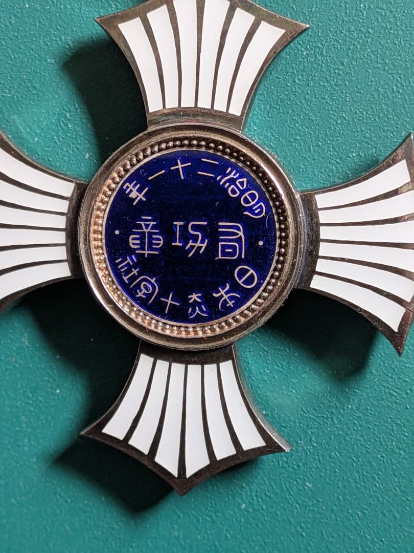 【銀製】✿日本赤十字　旧有功章✿　　略無し箱入り!!!【小難有り】