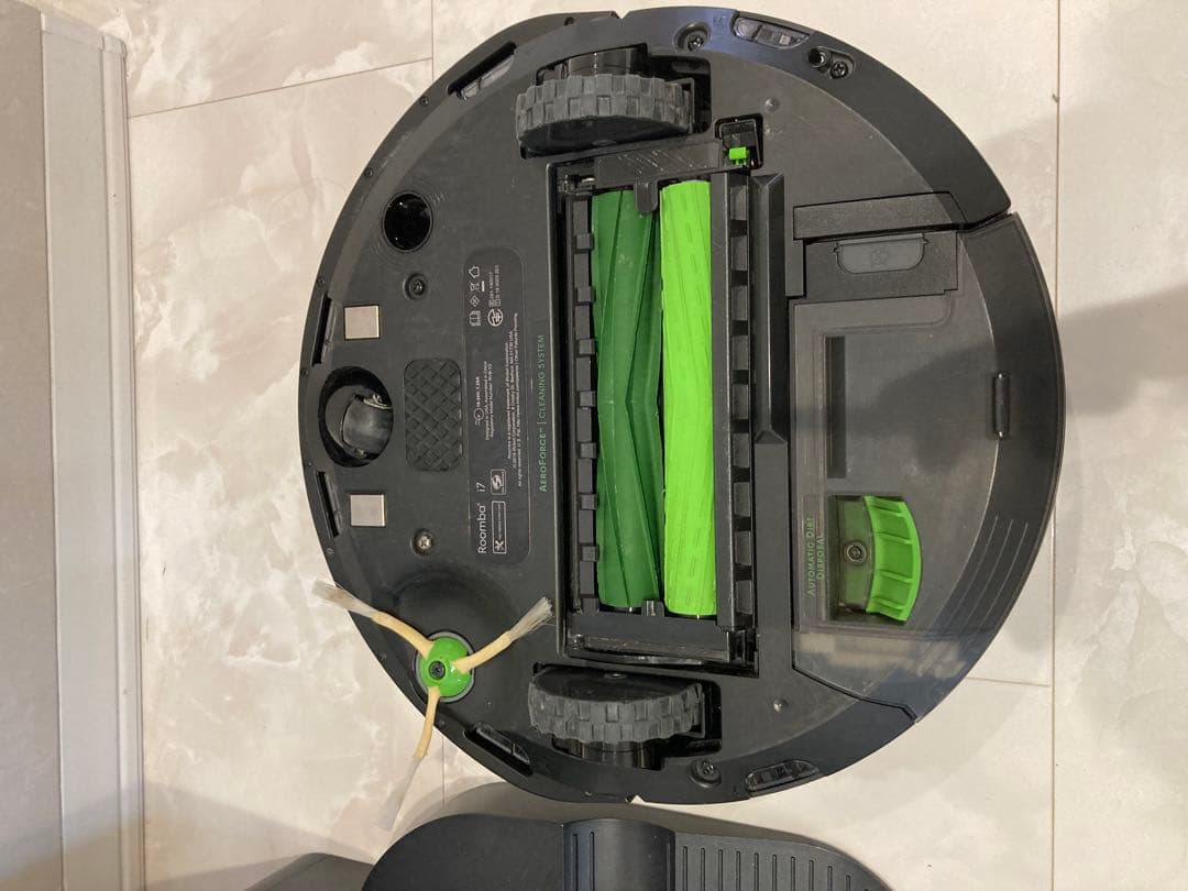 iRobot ルンバi7+ (Roomba i7+) 本体とクリーンベース