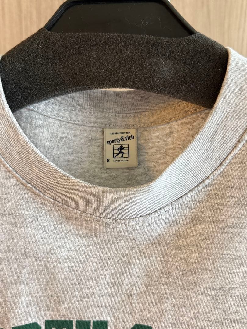 sporty& rich Tシャツ