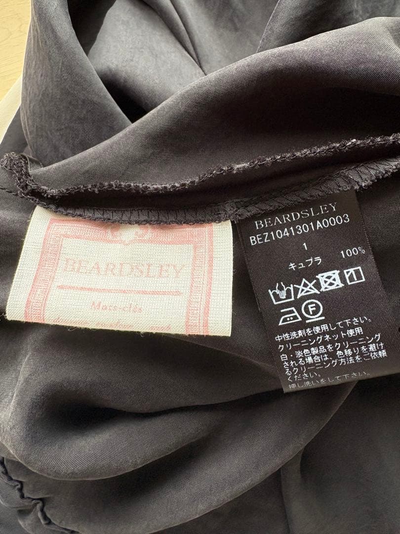 BEARDSLEY 黒 バックテールスカート