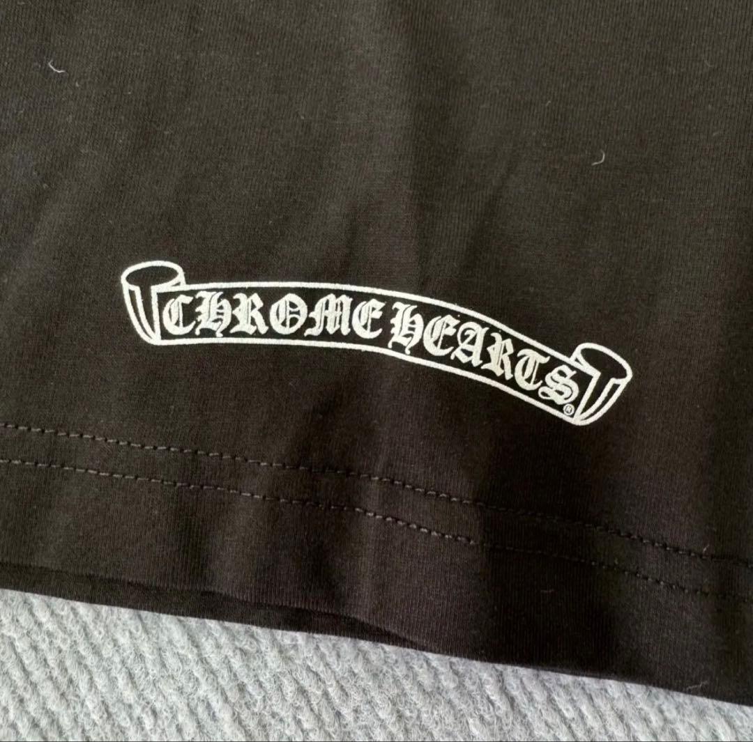 Chrome Heartsの刺繍がされたトレーナー