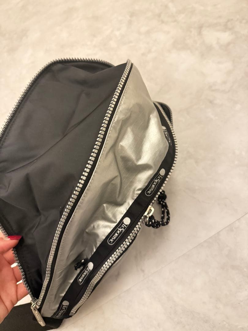 ◾️LeSportsac メタリックシルバー ボディバッグ