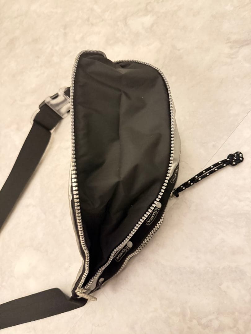 ◾️LeSportsac メタリックシルバー ボディバッグ