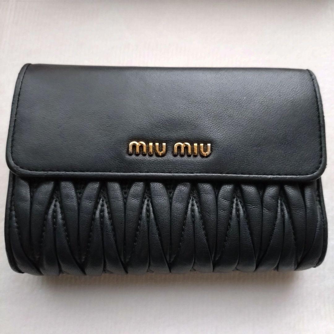 美品 MIUMIU 折り財布 マテラッセ ゴールドロゴ ブラック