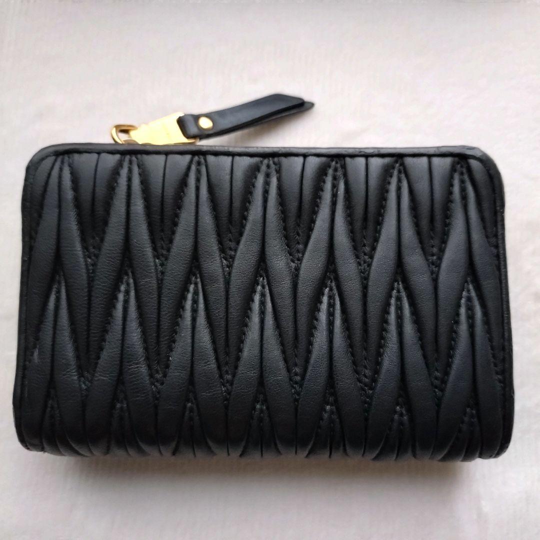 美品 MIUMIU 折り財布 マテラッセ ゴールドロゴ ブラック