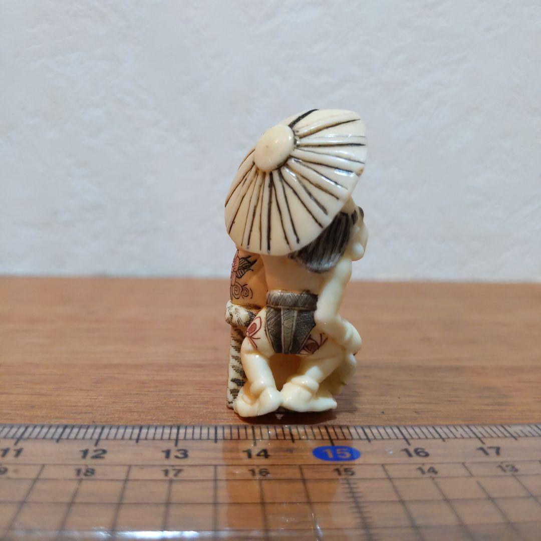 時代提物 彩色人物根付 天然素材 在銘【鍾馗様鬼退治】高さ4.6cm 重さ22ｇ