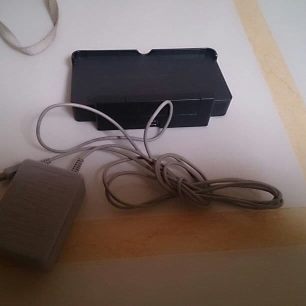 3DS、充電器、ゲームカセット