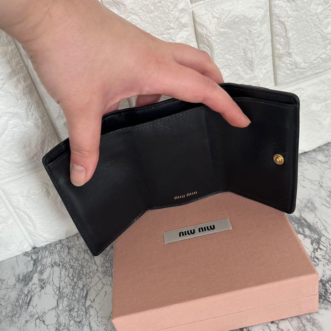 美品 miumiu ミュウミュウ クロコ型押しレザー 三つ折り財布 ミニ財布 黒