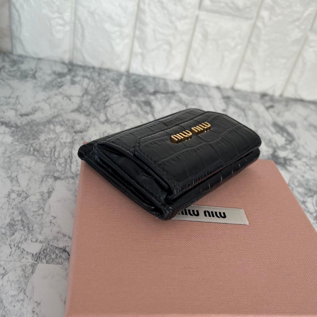 美品 miumiu ミュウミュウ クロコ型押しレザー 三つ折り財布 ミニ財布 黒