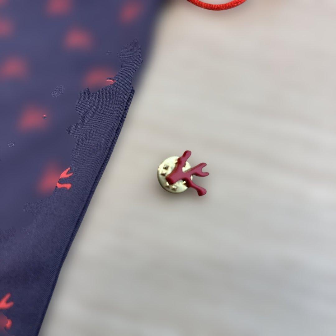 美品　イザイア　ピンバッジと巾着セット