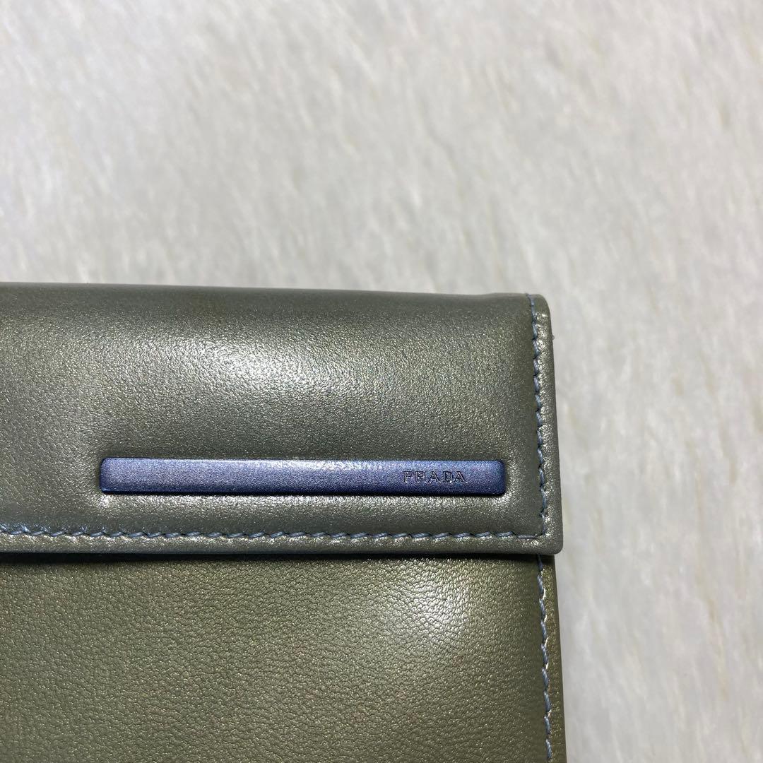 希少デザイン美品 PRADA プラダ　二つ折り　財布　バイカラ　青　緑　エナメル