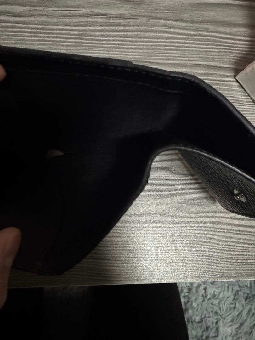 黒いレザー三つ折り財布