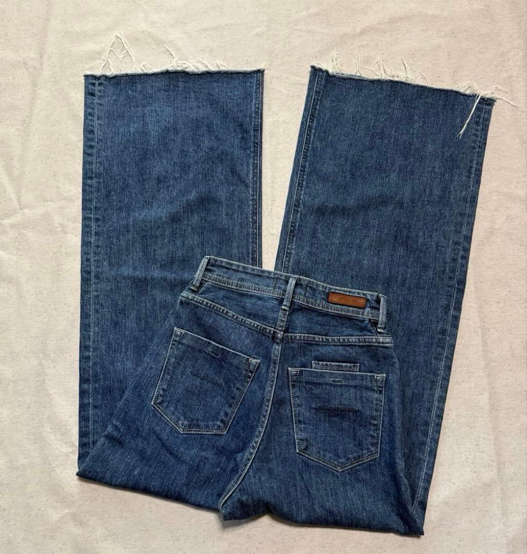 YANUK ワイドフレア デニムパンツ 23 レザーパッチ カットオフ ブルー