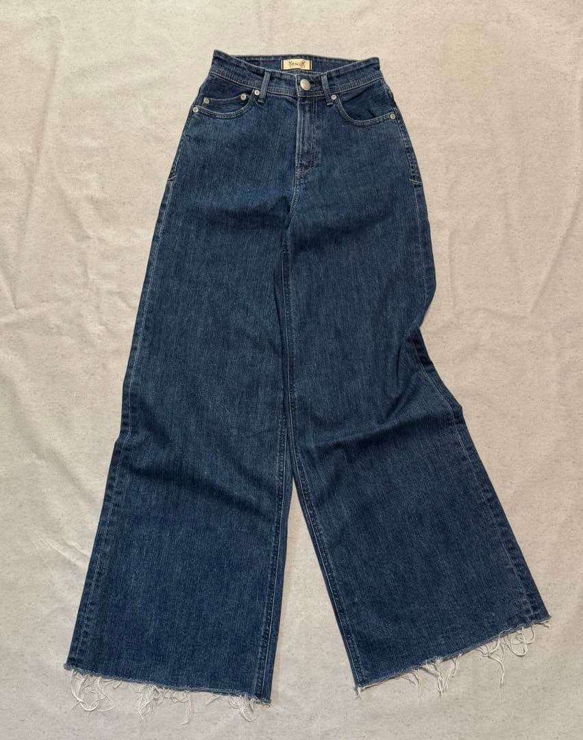 YANUK ワイドフレア デニムパンツ 23 レザーパッチ カットオフ ブルー