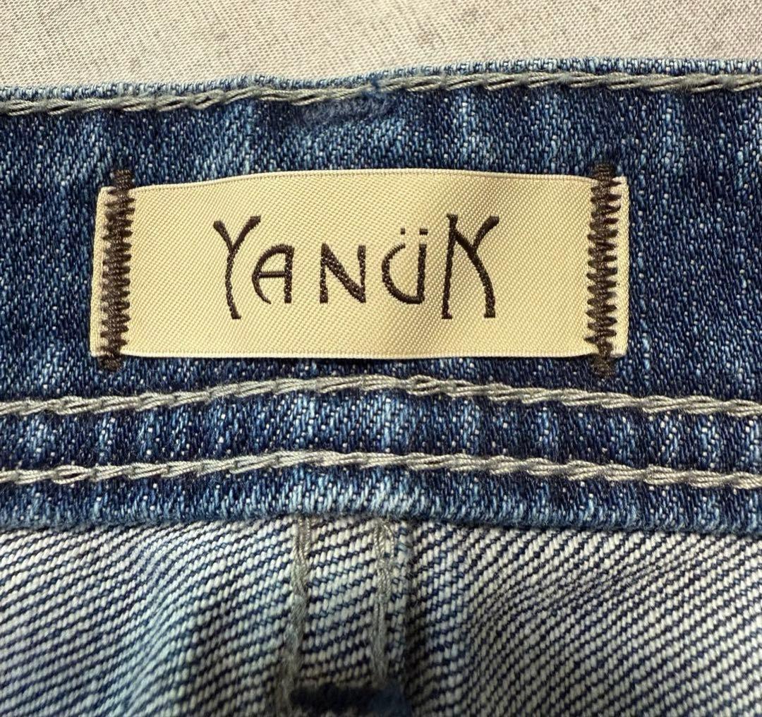 YANUK ワイドフレア デニムパンツ 23 レザーパッチ カットオフ ブルー