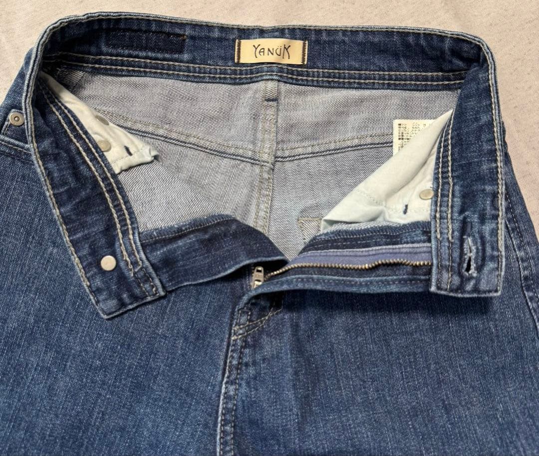 YANUK ワイドフレア デニムパンツ 23 レザーパッチ カットオフ ブルー