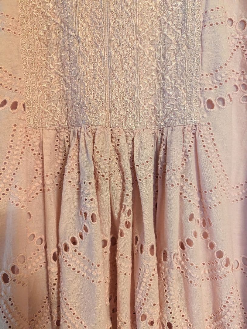 ピンク 刺繍 ノースリーブ ミモレ丈ワンピース