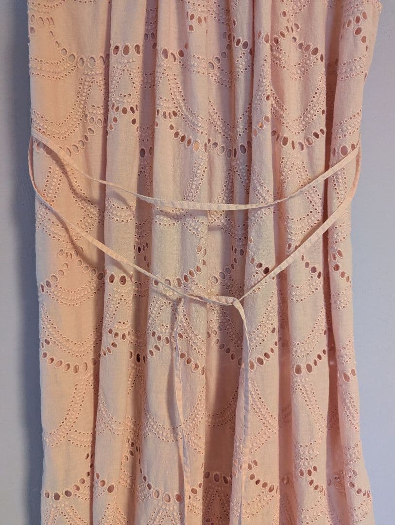 ピンク 刺繍 ノースリーブ ミモレ丈ワンピース