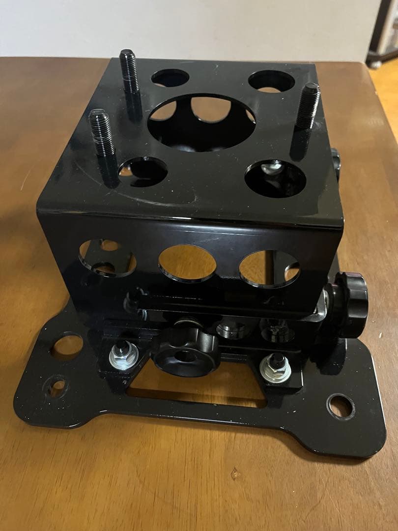 APIO スペアタイヤブラケット ジムニー　JB64(車検対応品)