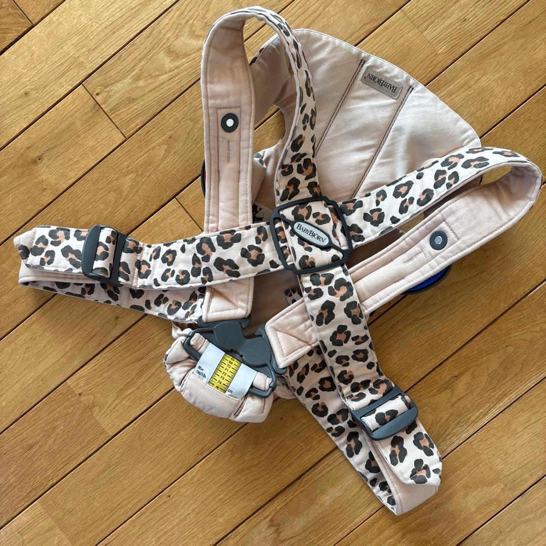 美品　BABYBJÖRN 抱っこ紐 ベビーキャリアミニ　 ヒョウ柄　レオパード柄