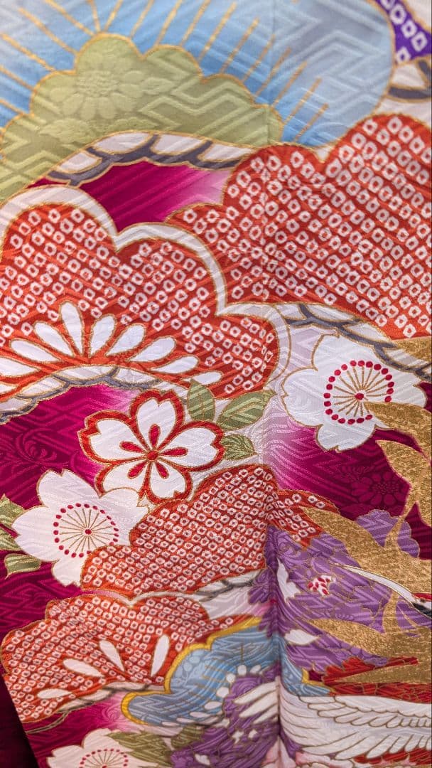 【美品】赤紫色 花と鶴などおめでたい柄 振袖