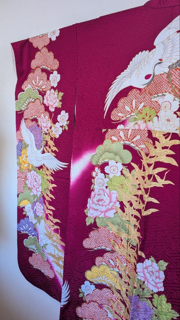 【美品】赤紫色 花と鶴などおめでたい柄 振袖