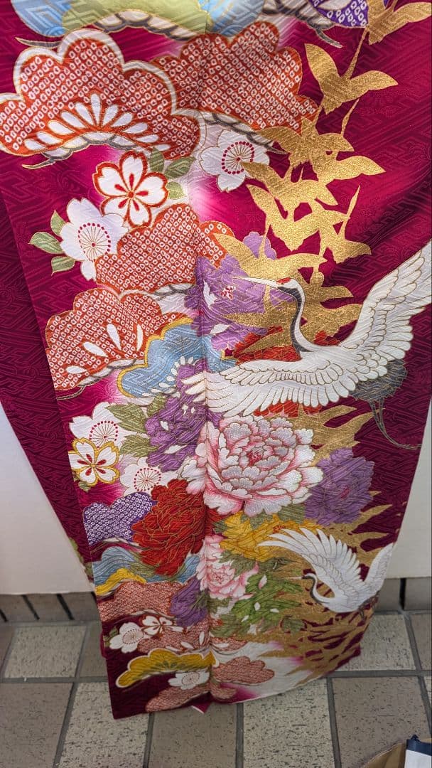 【美品】赤紫色 花と鶴などおめでたい柄 振袖