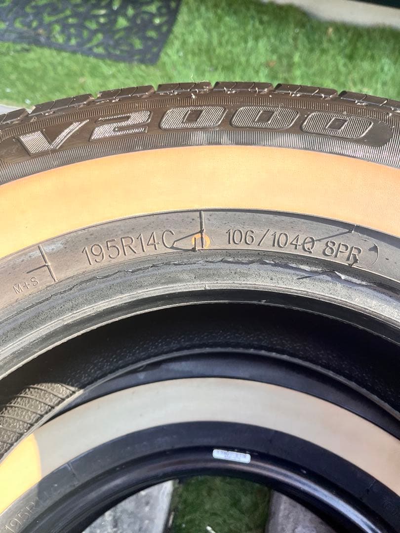 Vitour V2000 195/14C タイヤ