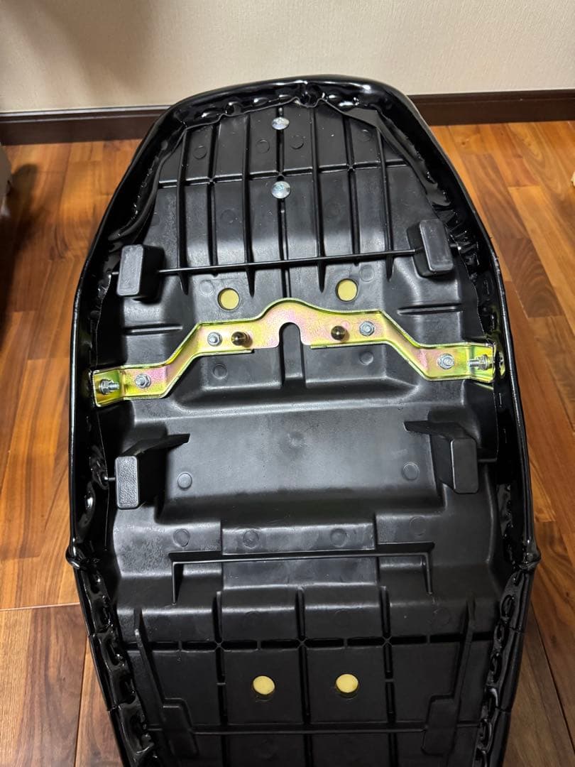ZRX三段シート60cm エナメル 黒