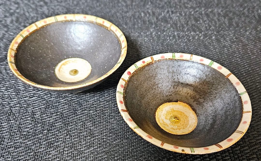 沖縄県　螢窯　山上學　作　黒マット釉　上絵付金彩　祝盃　ぐい呑　酒杯　酒器　2客