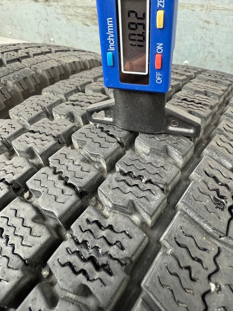 volobktスタッドレス205／70R16 111／109N LT深溝
