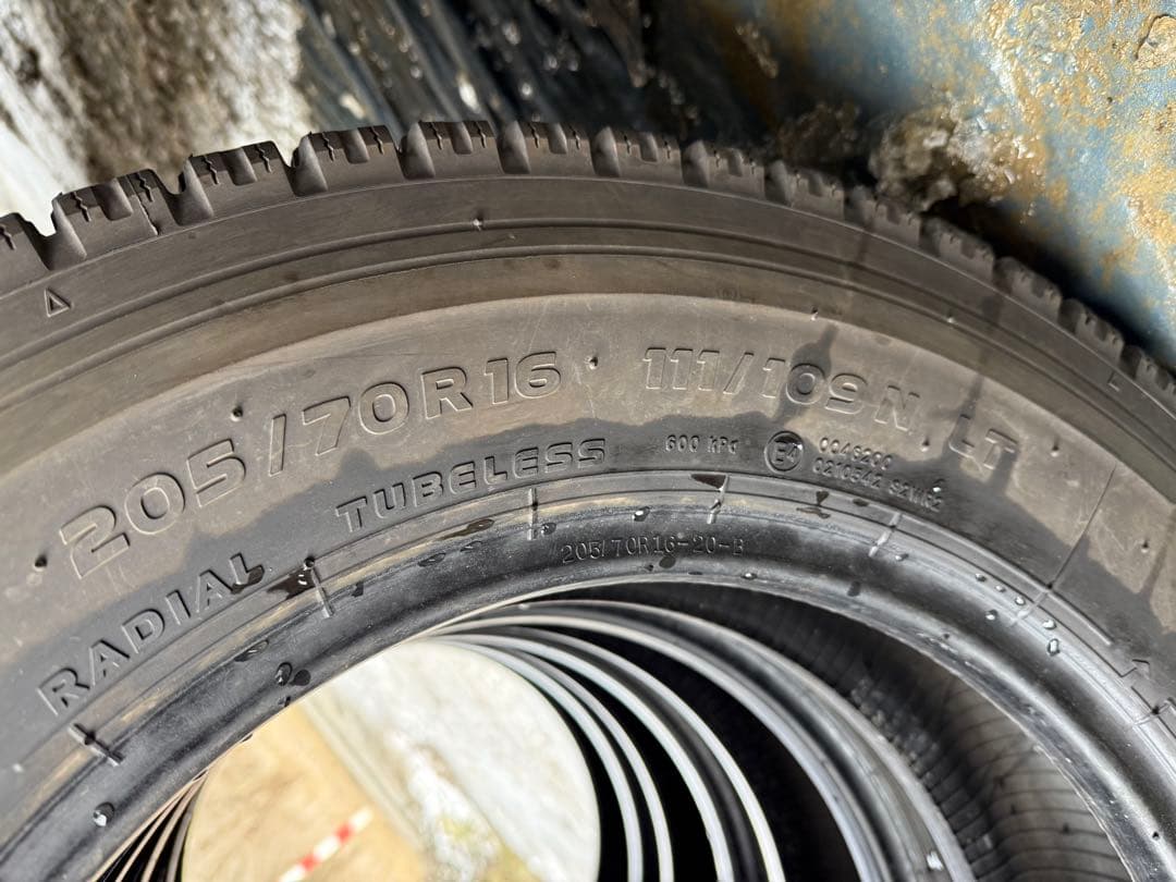 volobktスタッドレス205／70R16 111／109N LT深溝