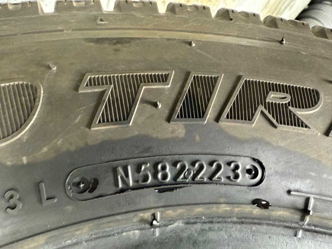 volobktスタッドレス205／70R16 111／109N LT深溝