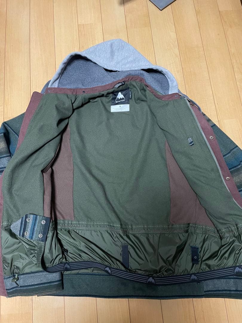 Burton スノーボードジャケット　メンズSサイズ