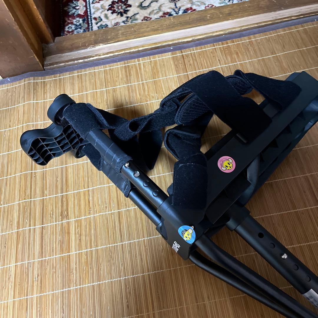 ハンズフリー松葉杖　歩行補助具