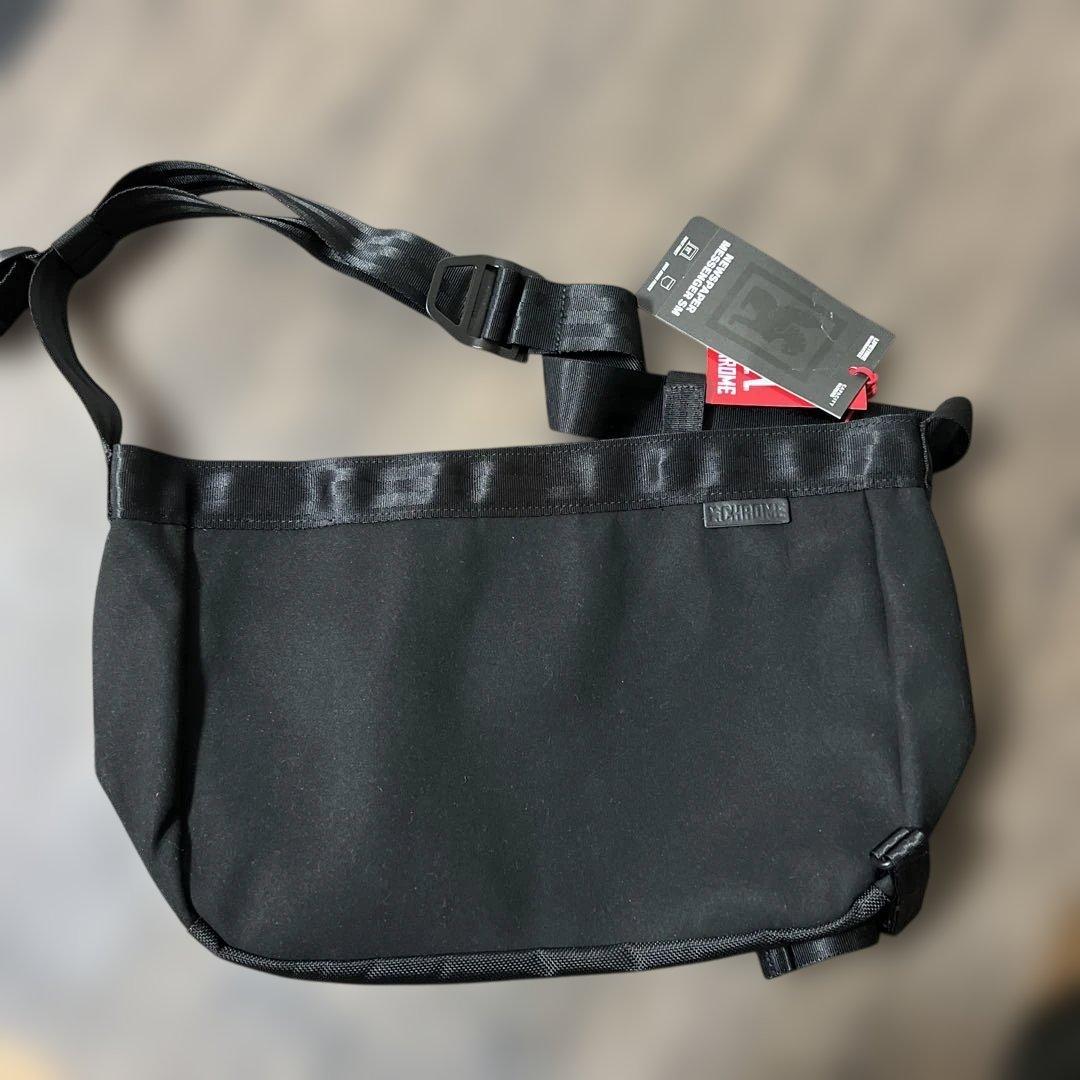 【新品】クローム ニュースペーパー メッセンジャーバッグ 9L 黒　スェード