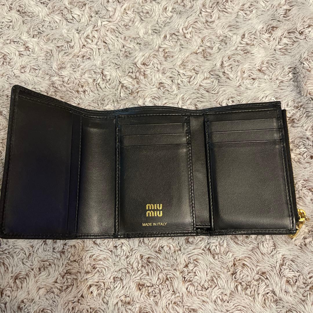MIU MIU ブラックレザーロゴベルト三つ折り財布